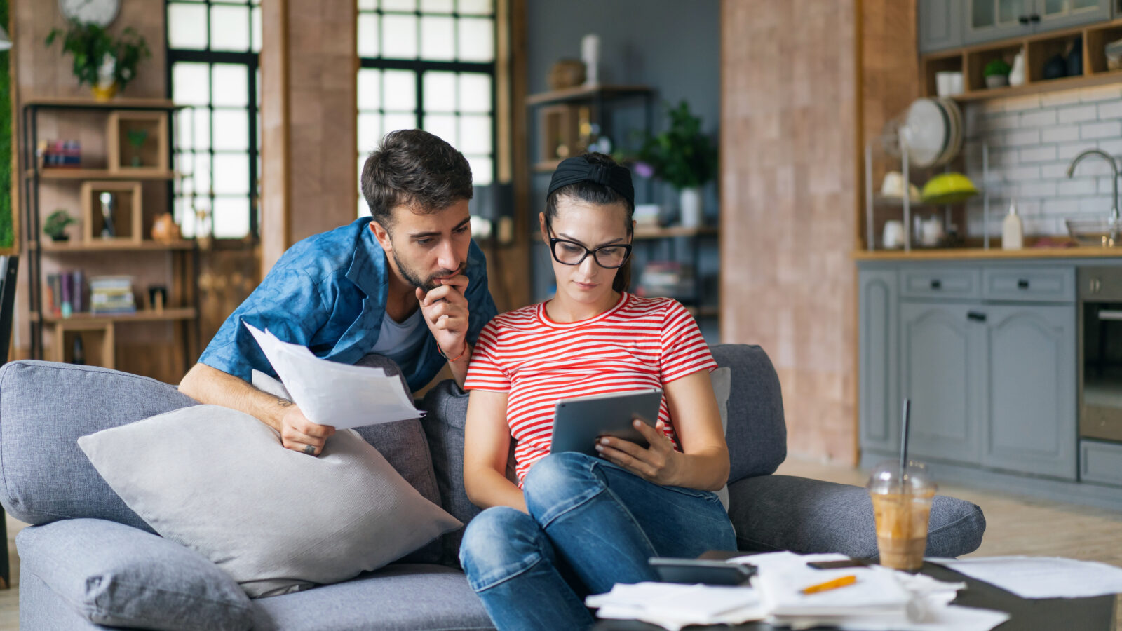 Ex-partners bespreken financiële situatie na scheiding