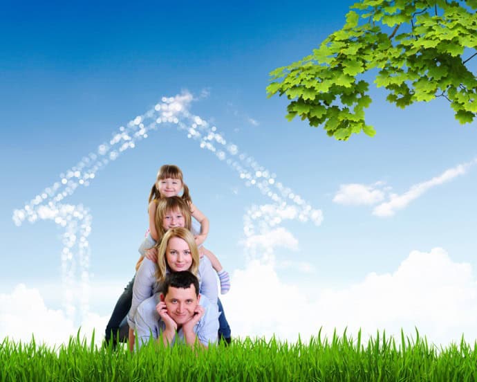 Gezin voor een huisvorm in de lucht als symbool voor hypotheek en financiële zekerheid bij een huis kopen