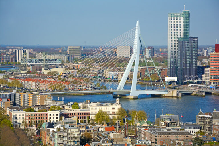 Skyline van Rotterdam met de Erasmusbrug en woningen op Zuid, voorbeeld van stedelijke gebieden waar erfpacht veel voorkomt