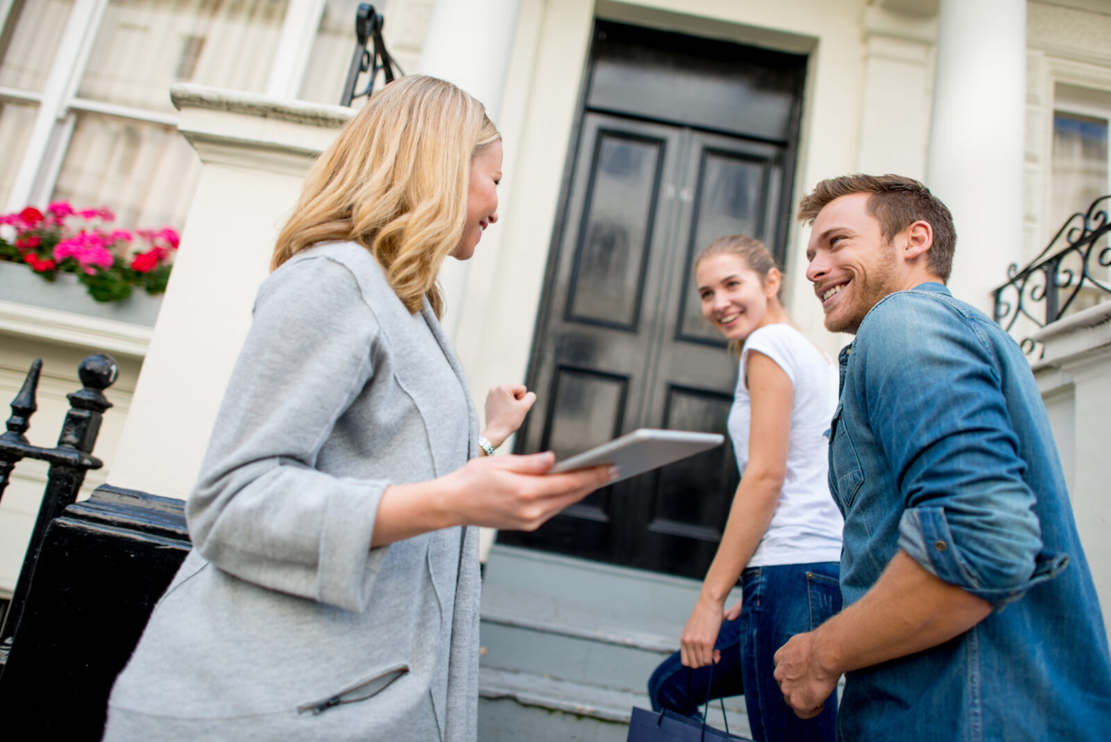 Open huis bezichtiging met makelaar en jong stel bij woning