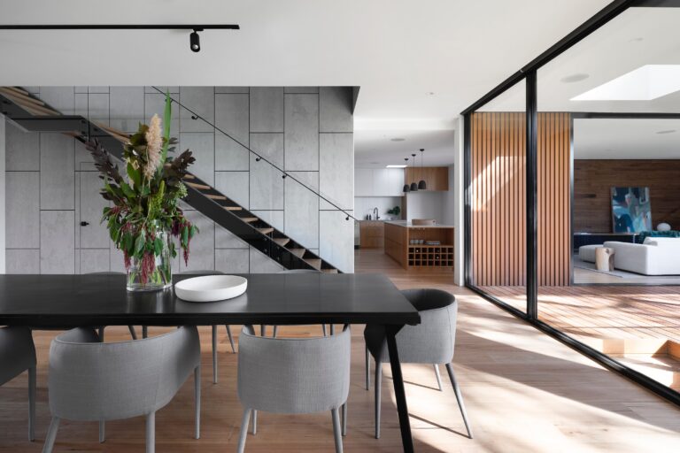 lichte moderne woning met neutrale inrichting als voorbeeld van verkoopstyling