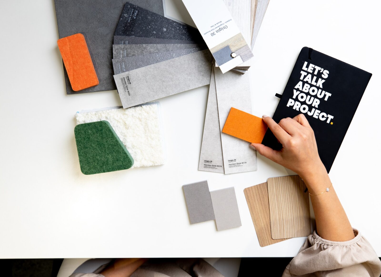 voorbereiding verkoopstyling met kleur en materiaalstalen voor woningpresentatie