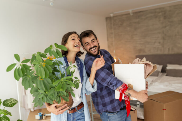 Stel dat net verhuisd is in nieuw huis met verhuisdozen en plant