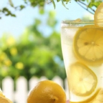 zomer in de tuin met een glas met water en citroenen