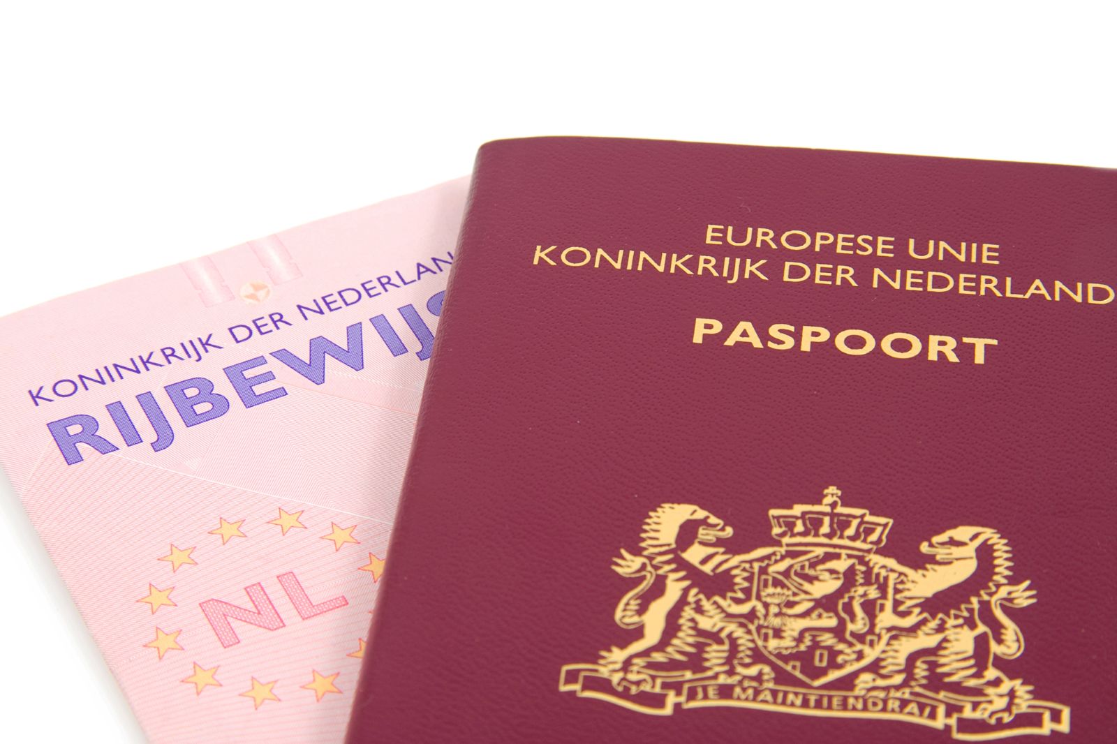 Nederlands paspoort en rijbewijs voor identiteitscontrole bij het kopen of verkopen van een huis