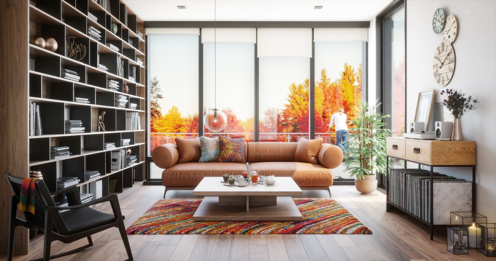 Lichte woonkamer met warme herfstkleuren, bruin leren bank en kleurrijk vloerkleed