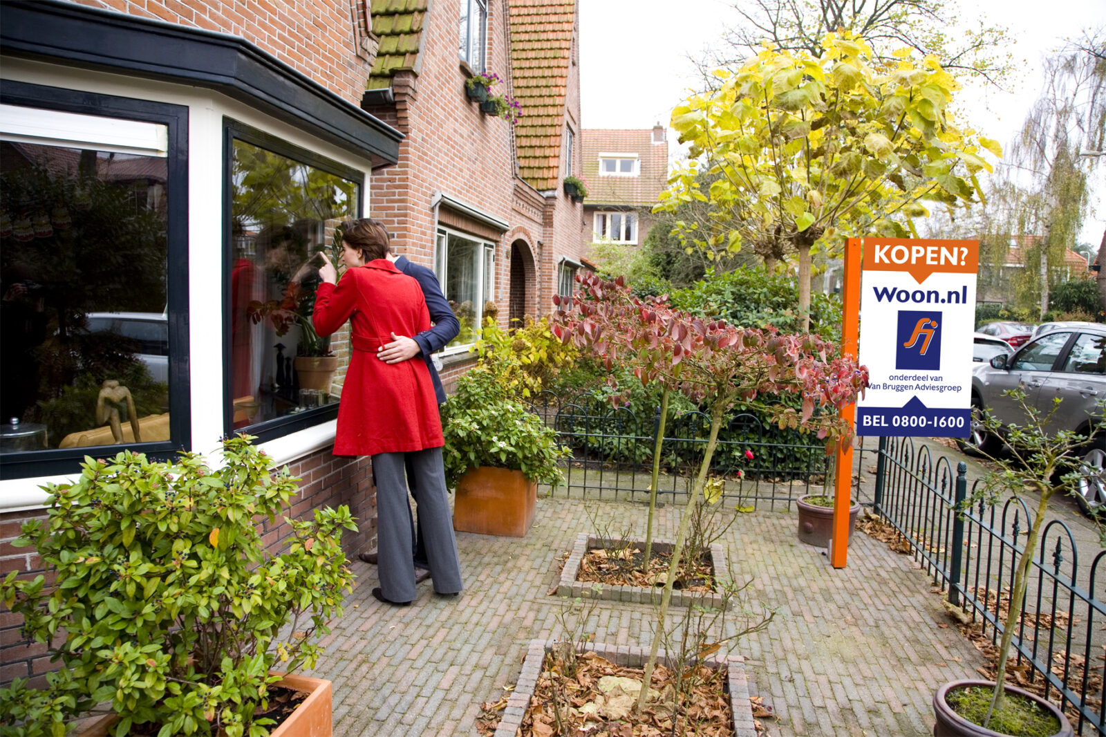 stel bekijkt woning van buiten tijdens bezichtiging