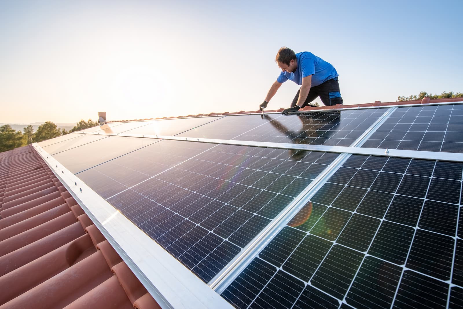 Monteur werkt aan zonnepanelen op het dak van een woning