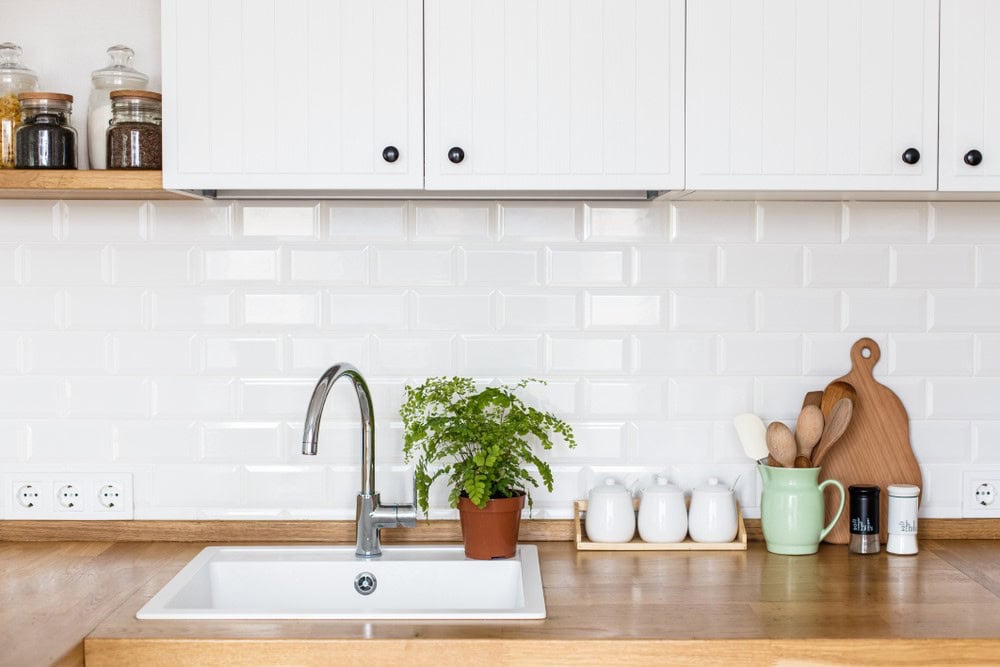 Keuken met natuurlijke materialen zoals hout en steen
