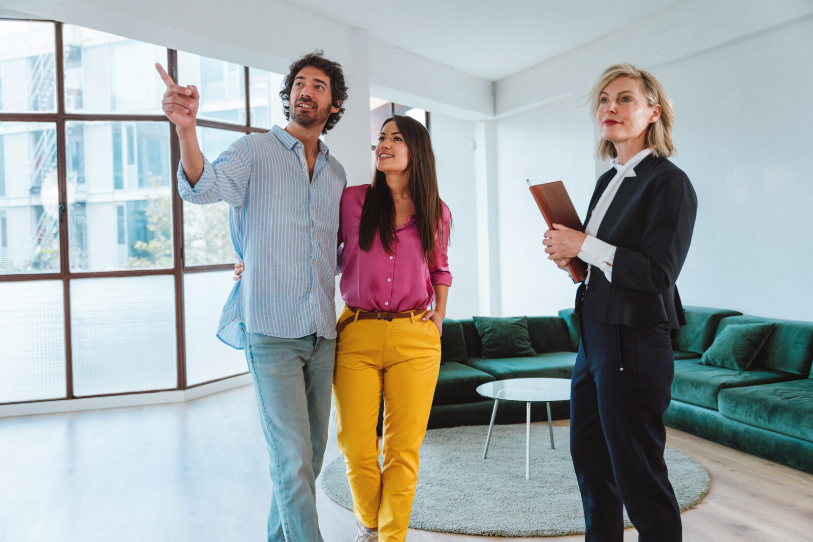 makelaar tijdens woningbezichtiging met geïnteresseerde kopers in een te koop staande woning