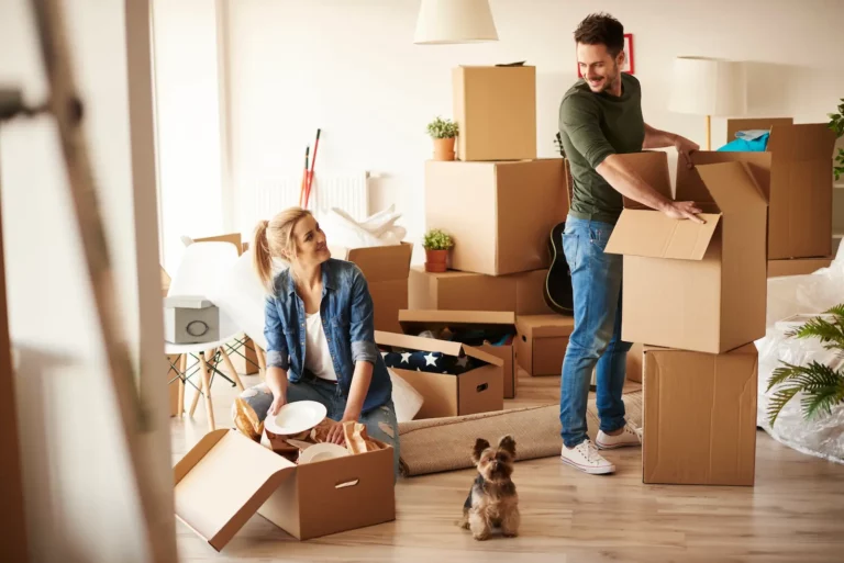 Jong gezin verhuist naar nieuwe woning met verhuisdozen in woonkamer