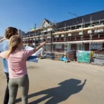 Kopers bekijken nieuwbouwwoning in aanbouw op bouwplaats