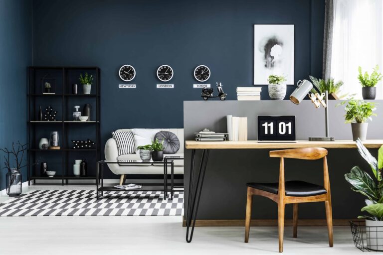 in huis een stellingkast