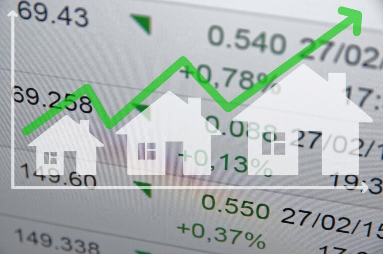 Grafiek die een stijging in woningwaarden toont met symbolen van huizen, relevant voor taxateurs en woningwaardebepalingen.