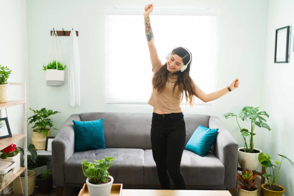 dansen in woonkamer met gordijnen dicht