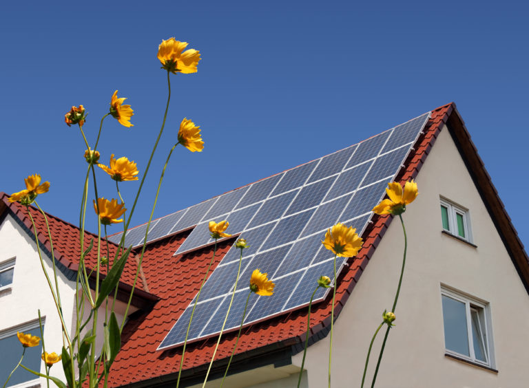 Waarom hebben veel woningen in Friesland zonnepanelen?