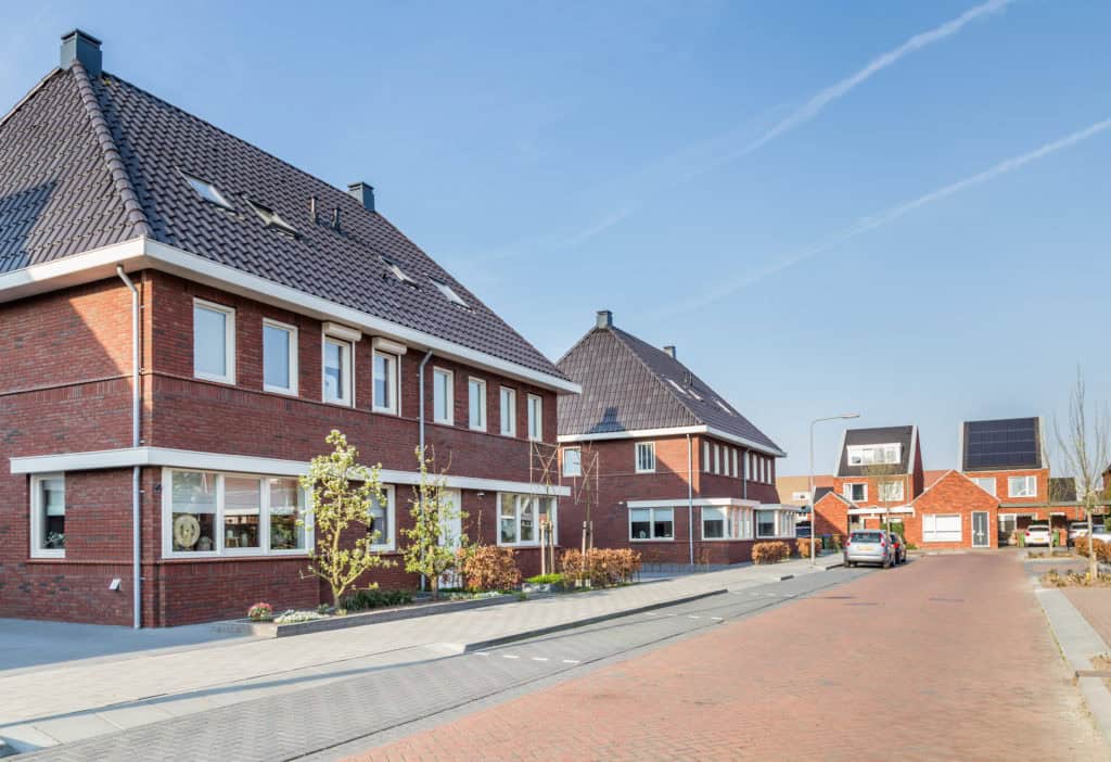 Twee-onder-een-kapwoning met brede stoep en ruimte voor een oprit