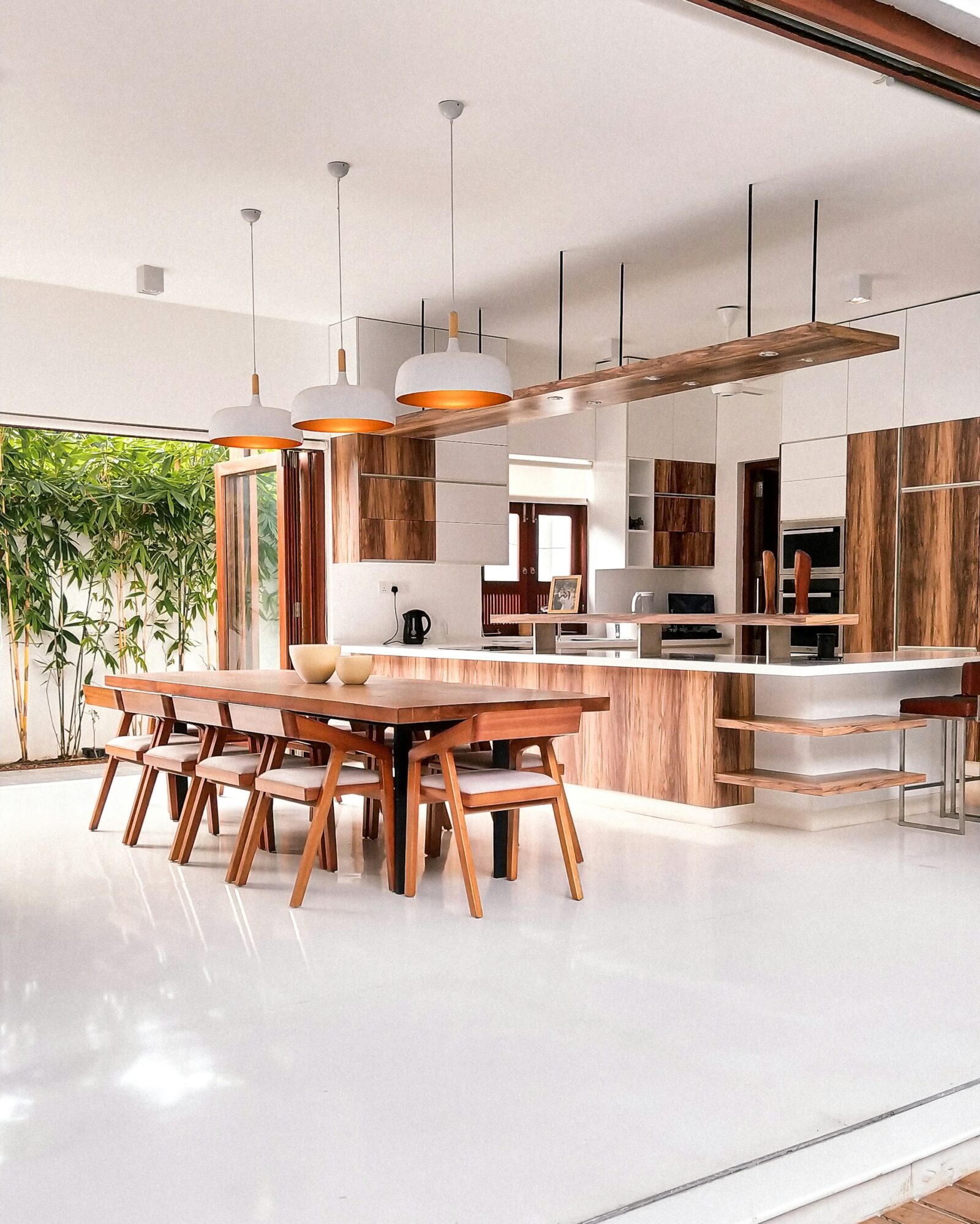 Moderne open keuken met houten accenten, eettafel en veel daglicht