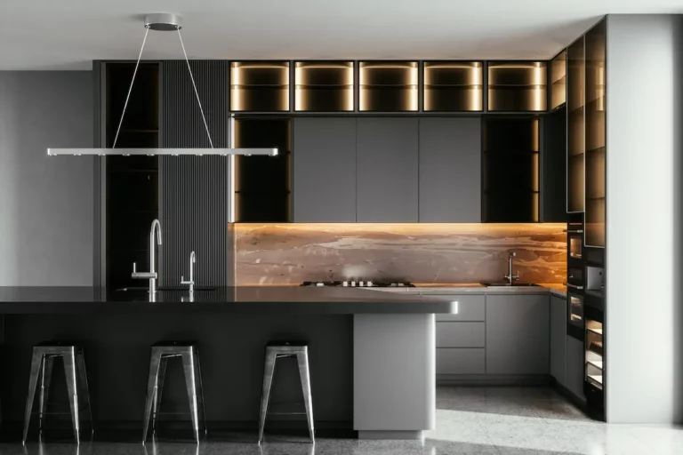 Moderne grijze keuken met kookeiland, houten achterwand en warme verlichting