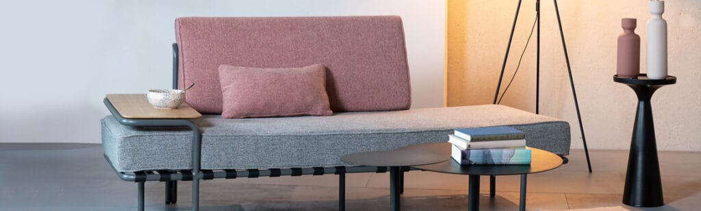 Bank met ribstof bekleding in warme kleuren als voorbeeld van moderne meubelstoffering