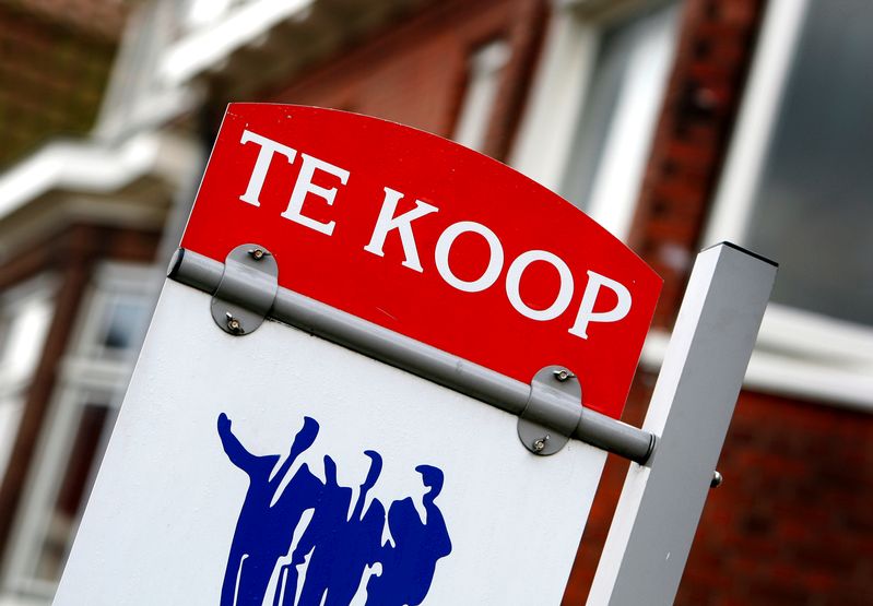 Te koop bord bij een woning in een Nederlandse woonwijk met rijtjeshuizen en straatbeeld