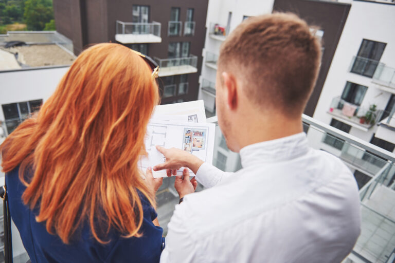 Stel bekijkt rustig de plattegrond van een woning