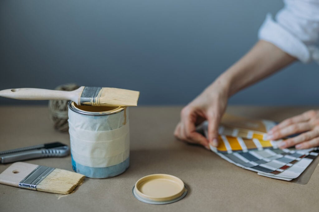 Slaapkamer renovatie voorbereiden met kleurstalen en materiaalkeuze