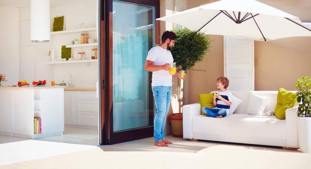 Woning met grote kunststof kozijnen en schuifpui naar de tuin