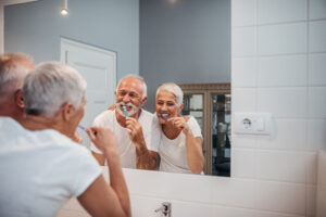 ouder stel poetst tanden in badkamer