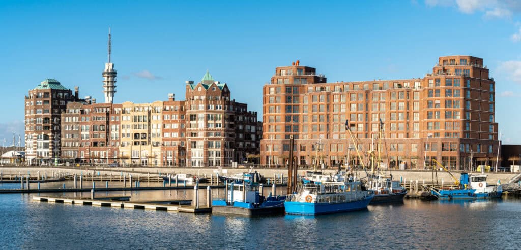 Skyline van Lelystad met moderne appartementen aan het water