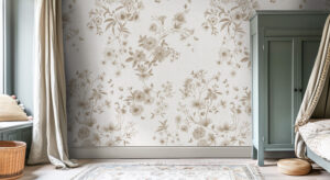 Stijlvolle woonkamer met vintage floral behang in zachte sepia tinten, een groene kast, en decoratieve elementen zoals een rieten mand en een elegant vloerkleed.