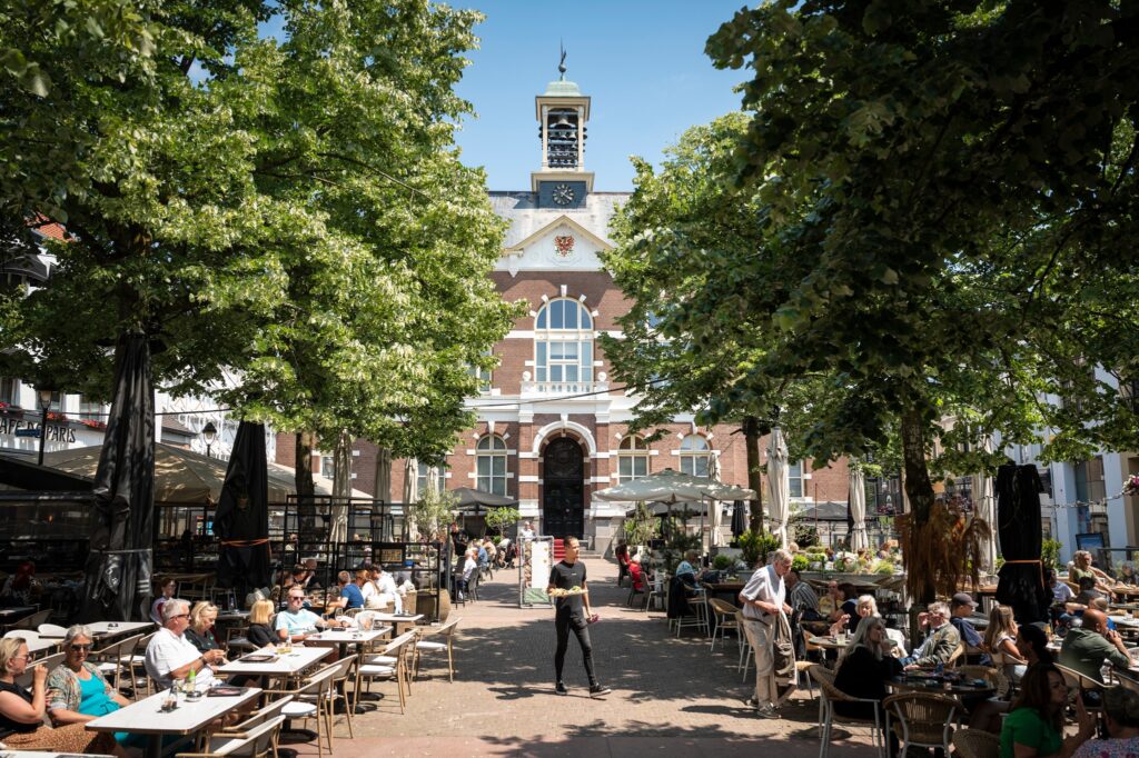 Raadhuisplein in Apeldoorn, een van de gezondste steden van Nederland met een sterke sociale samenhang en laag criminaliteitscijfer.