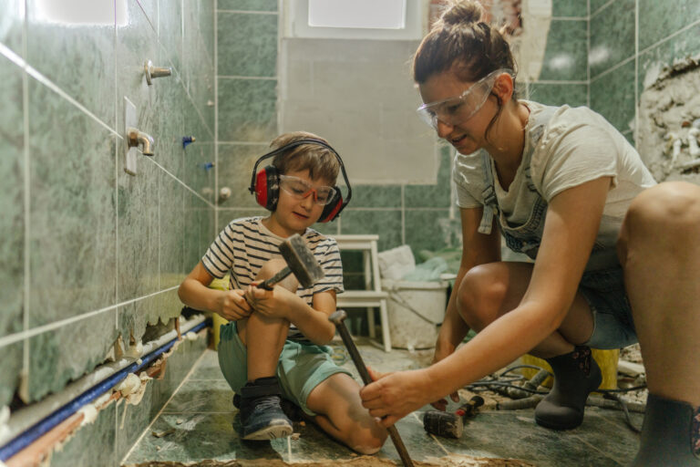 Moeder en zoon verbouwen samen de badkamer in een klushuis – klusproject met sloopwerkzaamheden en gereedschap, perfect voor wie droomt van een eigen droomhuis. Vind kluswoningen te koop op Huislijn.nl