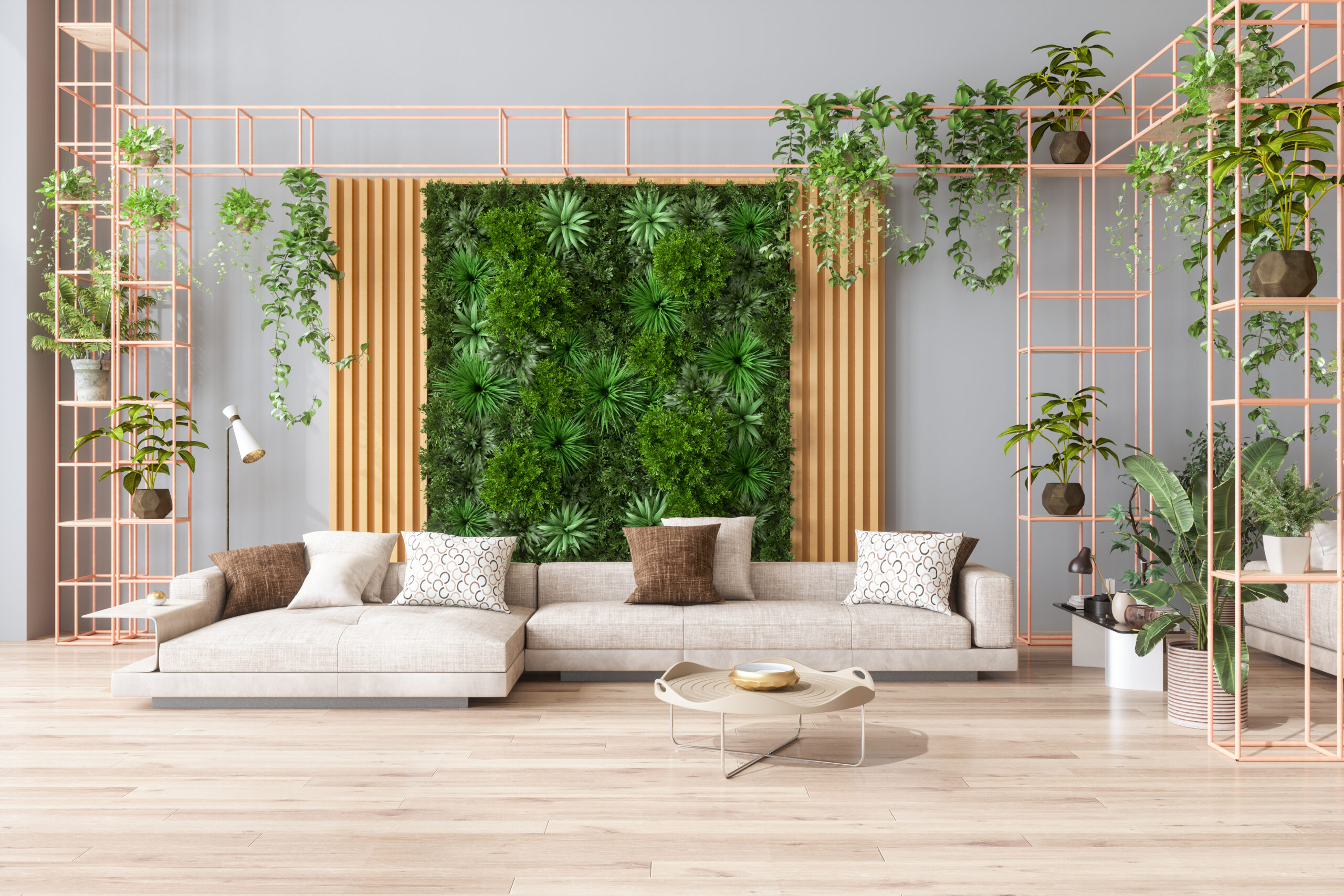 Stijlvol interieur met een grote groene plantenwand, moderne beige bank en decoratieve metalen plantenrekken met hangplanten.