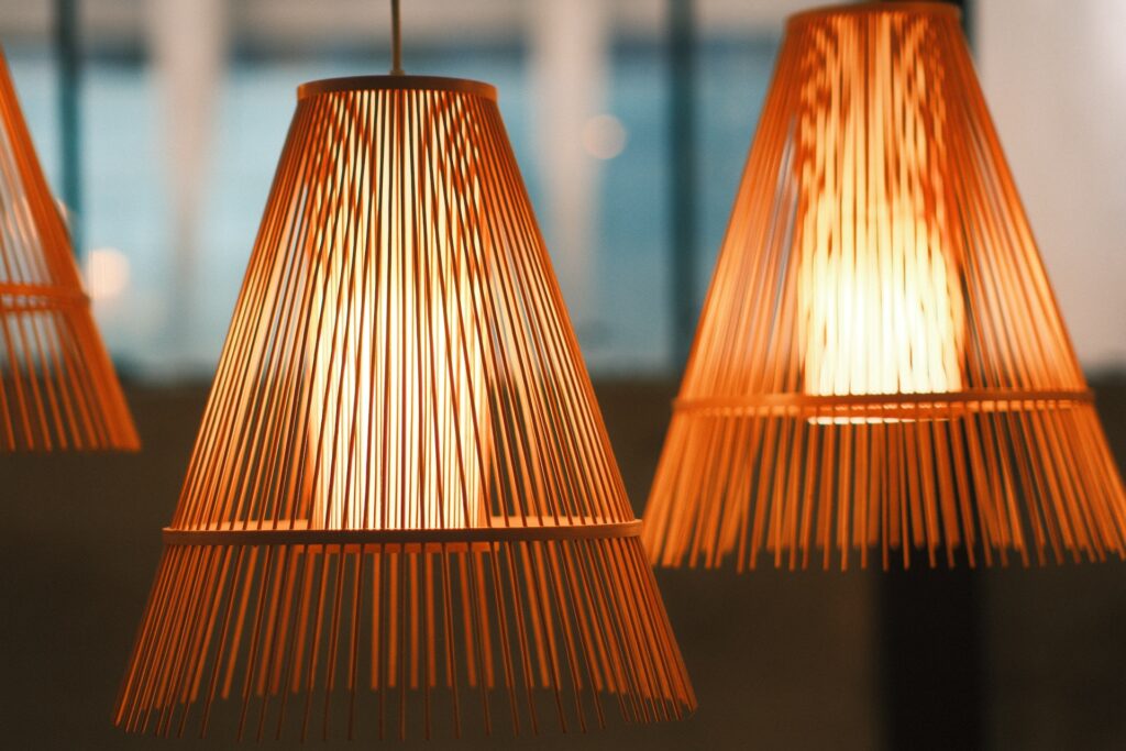 Retro hanglampen met warm licht en een modern, minimalistisch ontwerp.