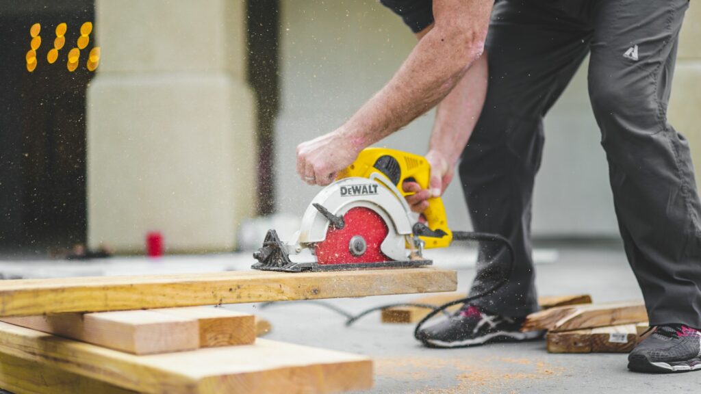 Klusser zaagt een houten plank met een handcirkelzaag voor een snelle en nauwkeurige snede.