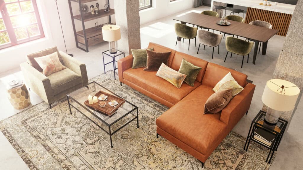 Zithoek met warme cognackleurige hoekbank, vloerkleed en sfeervolle accessoires in een moderne woonkamer