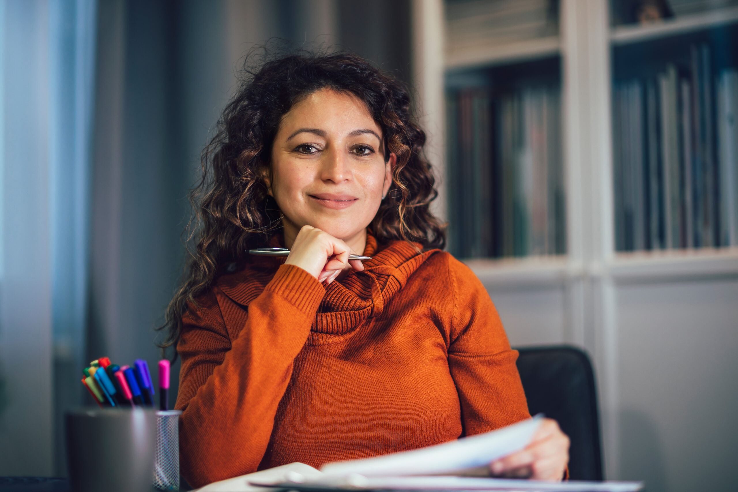 Startende interieurstylist werkt aan haar website en strategie voor online zichtbaarheid.