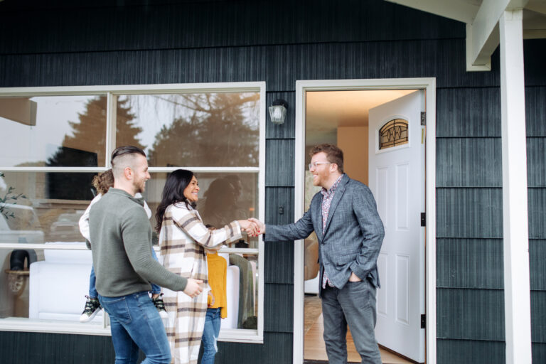 Makelaar heet kijkers welkom bij bezichtiging van woning, gastvrij ontvangst bij verkoop van huis