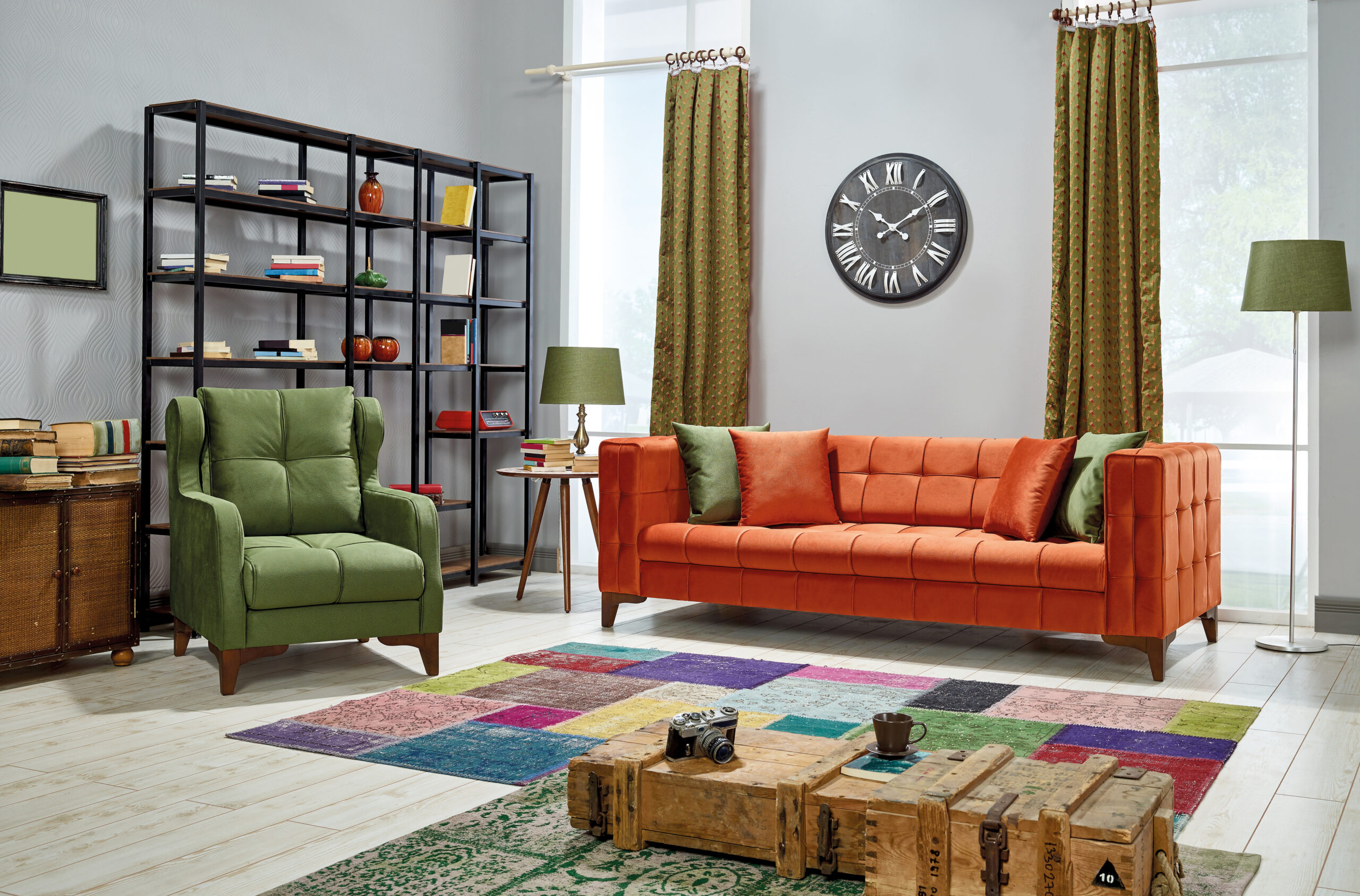 Woonkamer met oranje bank, groene fauteuil en vintage koffertafel in kleurrijk interieur