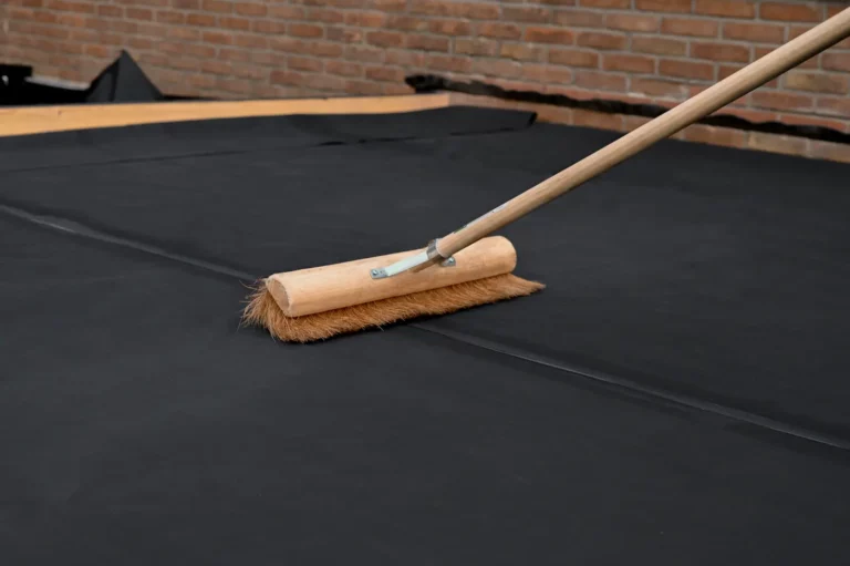 EPDM-dakbedekking tijdens het leggen op een plat dak