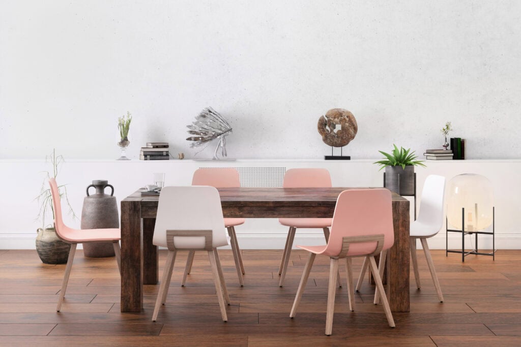 Scandinavische eetkamerstoelen van hout aan een donkere tafel in een licht en minimalistisch interieur