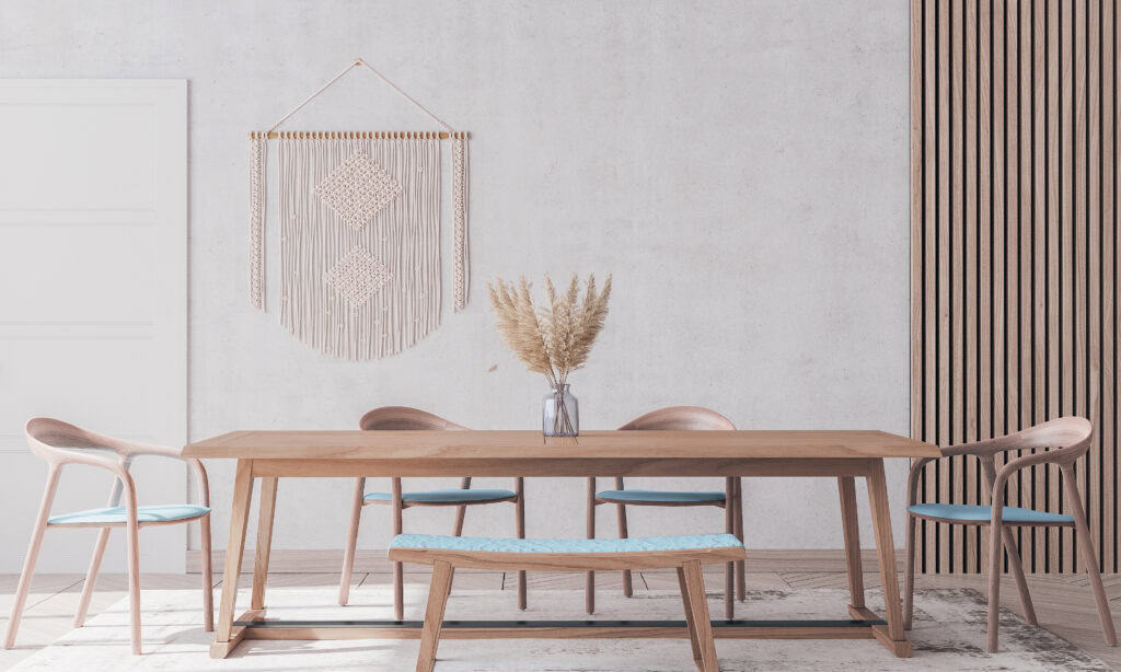 Lichte eetkamer met houten stoelen met armleuning en houten eettafel