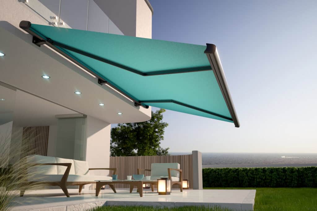 Turquoise zonnescherm boven een modern terras met houten tuinmeubels en verlichting