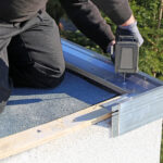 Man bevestigt aluminium daktrim op plat dak met EPDM-rubb
