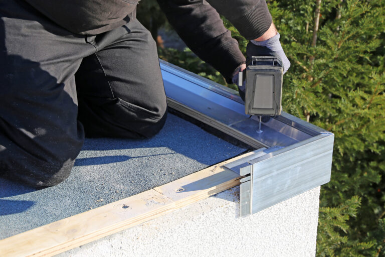 Man bevestigt aluminium daktrim op plat dak met EPDM-rubb