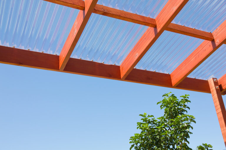 Doorzichtige golfplaten op houten overkapping in de zon
