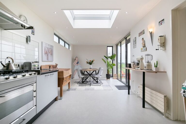 Moderne keuken met lichtstraat op een plat dak, vol daglicht en strakke inrichting
