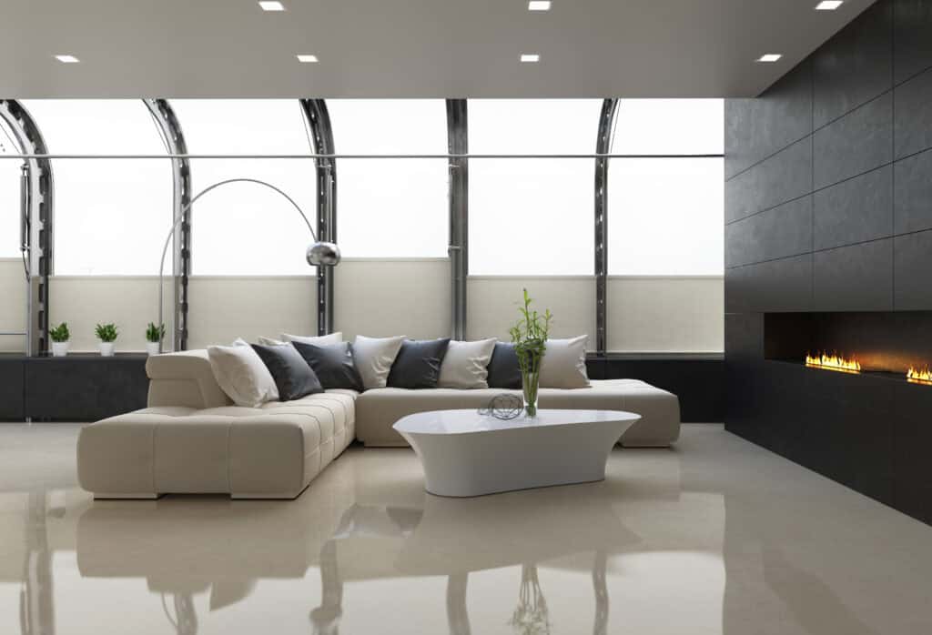 Lichte gietvloer in moderne woonkamer met witte bank en haard
