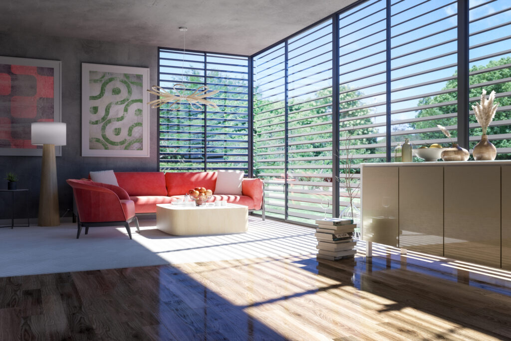 Moderne woonkamer met houten vloer en grote kozijnen die veel daglicht binnenlaten